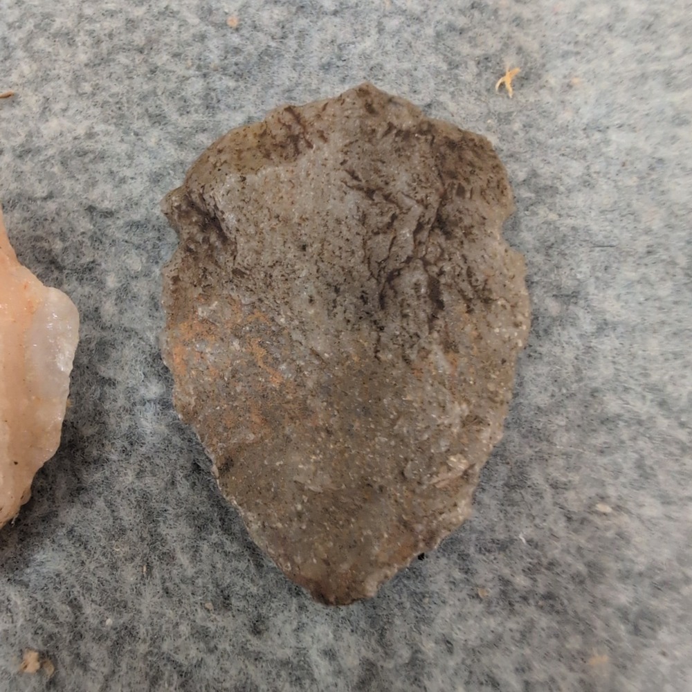 Set of 3 Quartz‎ and Stone Projectile Points Arrowheads Tan Pink Grey VG - Picture 4 of 8